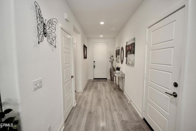 1622 Trailview Dr, Beaumont, CA 92223 - hallway with light wood-style floors and recessed lighting