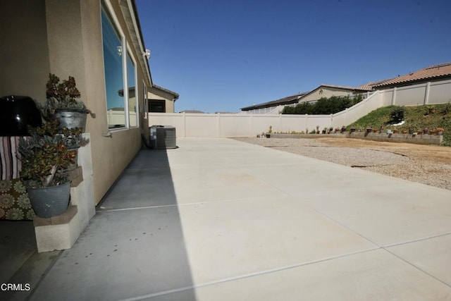1622 Trailview Dr, Beaumont, CA 92223 - fenced backyard with a patio area