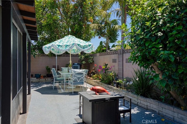6002 Calvin Cir, Huntington Beach, CA 92647 - fenced backyard featuring outdoor dining space and a patio area
