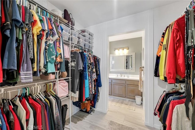 1358 Oakhurst Ct, Camarillo, CA 93010 - walk in closet with a sink