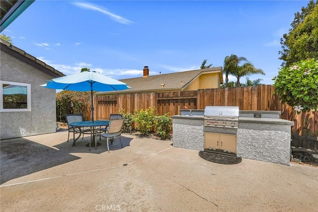 1358 Oakhurst Ct, Camarillo, CA 93010 - fenced backyard with an outdoor kitchen, a patio area, and outdoor dining area