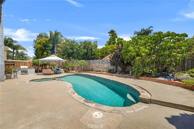 1358 Oakhurst Ct, Camarillo, CA 93010 - view of swimming pool featuring a patio, a fenced backyard, a pool with connected hot tub, and area for grilling