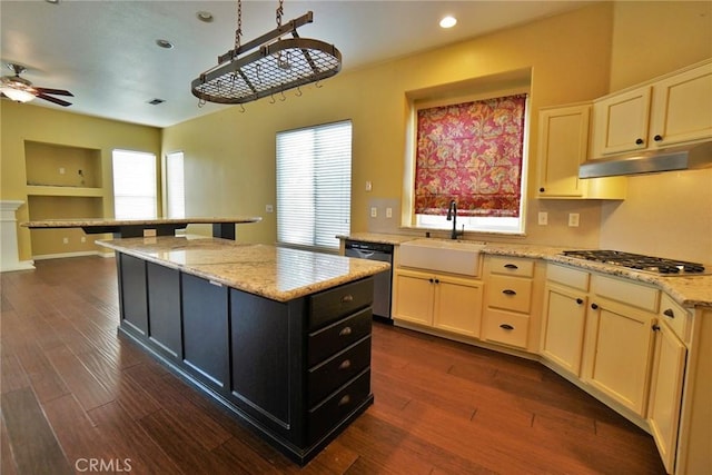 845 E Redwood Cir, Hanford, CA 93230 - kitchen featuring stainless steel appliances, under cabinet range hood, a center island, a ceiling fan, and dark wood finished floors