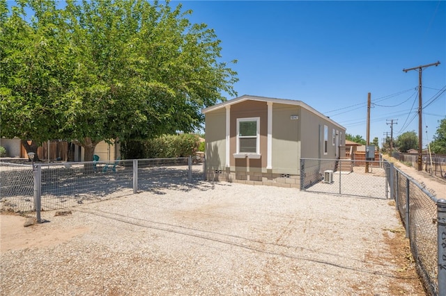 10147 Primrose Ave, Hesperia, CA 92345 - manufactured / mobile home with a gate