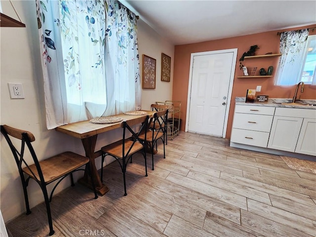 65076 E Broadway, Joshua Tree, CA 92252 - dining area with light wood-style floors and breakfast area