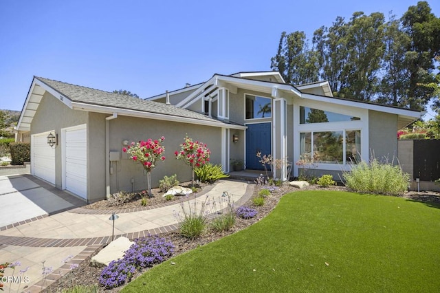 2142 Klamath Dr, Camarillo, CA 93010 - mid-century inspired home featuring stucco siding, a front lawn, and an attached garage