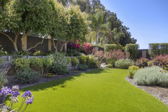 2142 Klamath Dr, Camarillo, CA 93010 - view of green lawn