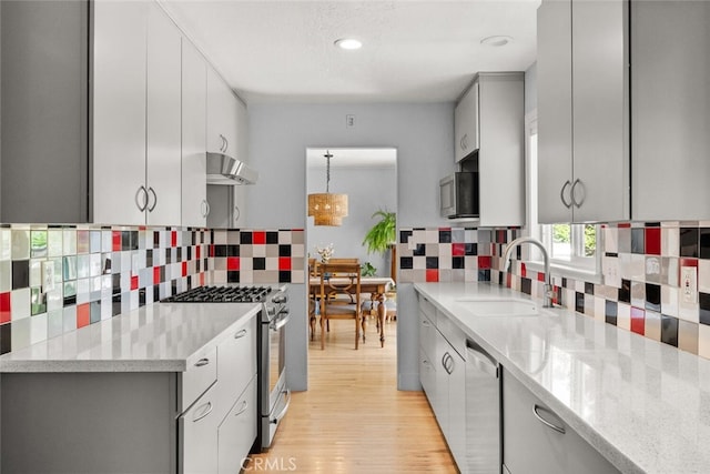 571 Redwood Way, Chico, CA 95926 - kitchen featuring under cabinet range hood, stainless steel appliances, gray cabinets, backsplash, and recessed lighting
