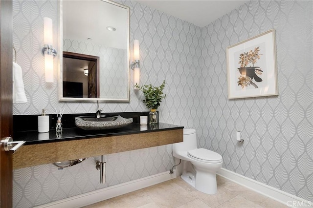 447 N Doheny Dr Unit 104, Beverly Hills, CA 90210 - bathroom featuring wallpapered walls