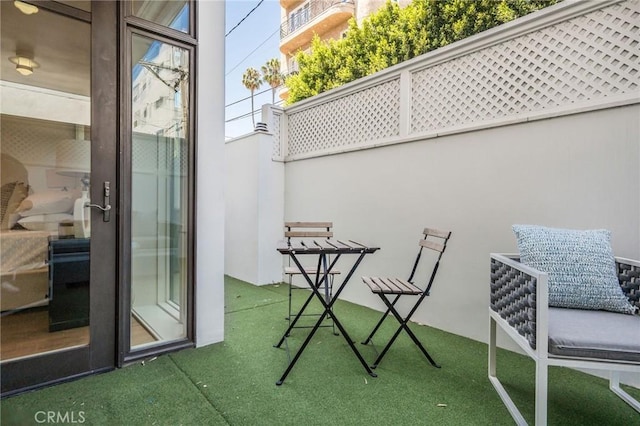 447 N Doheny Dr Unit 104, Beverly Hills, CA 90210 - view of patio / terrace
