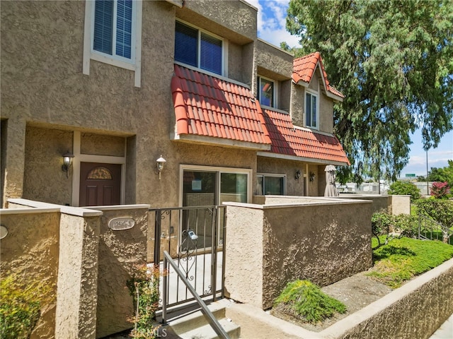 17910 River Cir Unit 5, Canyon Country, CA 91387 - view of building exterior featuring a fenced front yard