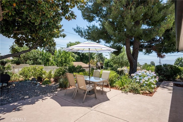 8652 Surrey Ln, Rancho Cucamonga, CA 91701 - fenced backyard with outdoor dining space and a patio