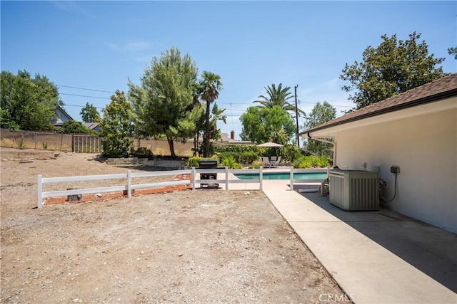 8652 Surrey Ln, Rancho Cucamonga, CA 91701 - view of yard with a patio area