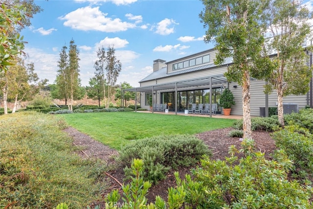 2227 Melogold Way, Corona, CA 92883 - view of grassy yard featuring a patio