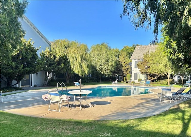 1521 S Pomona Ave Unit A23, Fullerton, CA 92832 - swimming pool featuring a patio