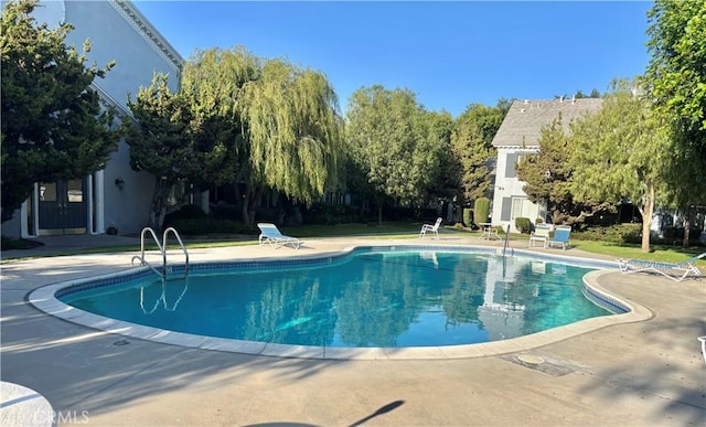 1521 S Pomona Ave Unit A23, Fullerton, CA 92832 - swimming pool with a patio