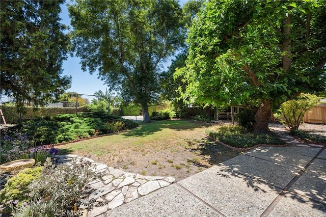 8 Coveview Dr, Rancho Palos Verdes, CA 90275 - fenced backyard with a patio