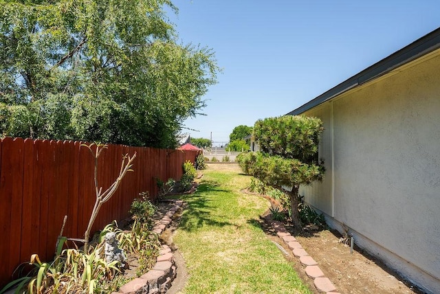 207 N Pasadena Ave, Azusa, CA 91702 - view of fenced yard