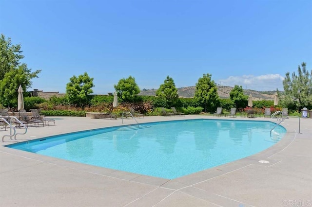 3463 Corte Fresa, Carlsbad, CA 92009 - community pool with a patio area