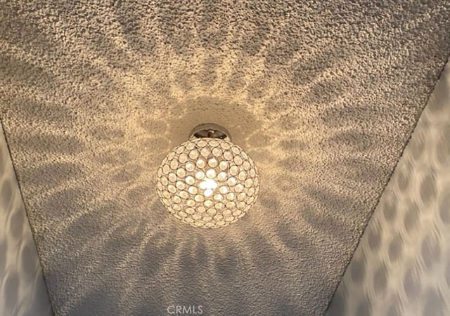 813 Cortez Dr, Hemet, CA 92545 - detailed view of wallpapered walls
