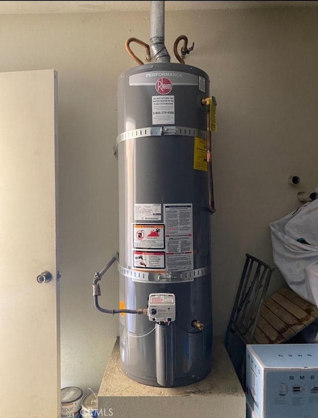 813 Cortez Dr, Hemet, CA 92545 - utilities featuring strapped water heater