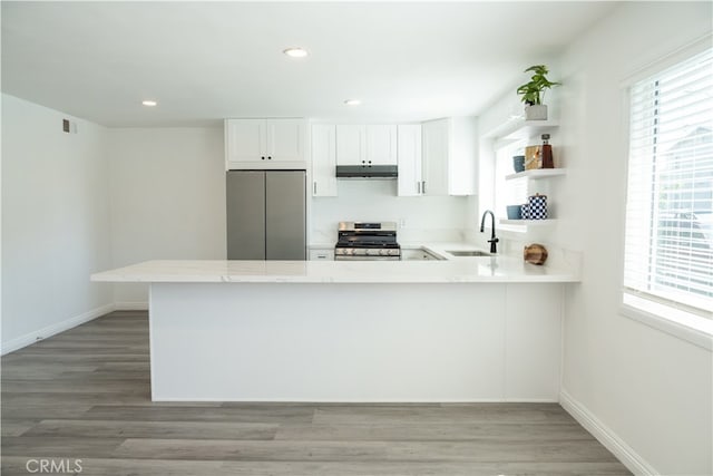 41 Scottsdale S, Carson, CA 90745 - kitchen featuring stainless steel appliances, under cabinet range hood, a peninsula, plenty of natural light, and recessed lighting
