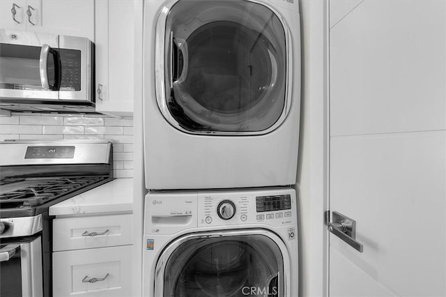 5535 W 142nd Pl, Hawthorne, CA 90250 - laundry room with stacked washer and clothes dryer