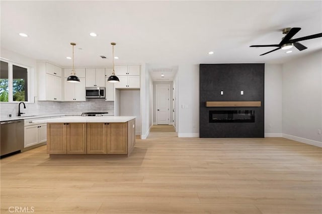 5909 Del Mar Ave, Paradise, CA 95969 - kitchen featuring appliances with stainless steel finishes, open floor plan, recessed lighting, light wood finished floors, and decorative backsplash