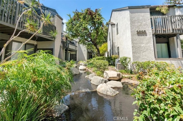 2532 W Macarthur Blvd Unit B, Santa Ana, CA 92704 - surrounding community with a garden pond