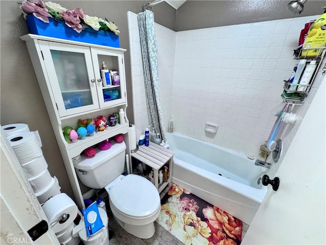 2532 W Macarthur Blvd Unit B, Santa Ana, CA 92704 - full bathroom featuring toilet and shower / tub combo with curtain