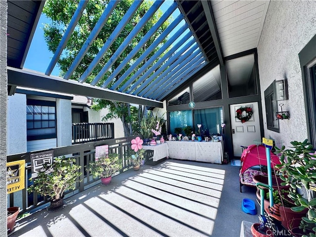 2532 W Macarthur Blvd Unit B, Santa Ana, CA 92704 - balcony with a pergola