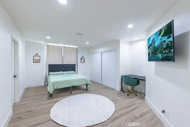 18134 Chase St, Northridge, CA 91325 - bedroom featuring light wood finished floors, recessed lighting, a desk, and a closet