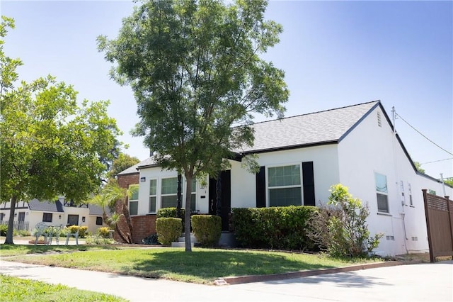 4622 Sunnyside Dr, Riverside, CA 92506 - bungalow-style home with a front yard, stucco siding, and a shingled roof