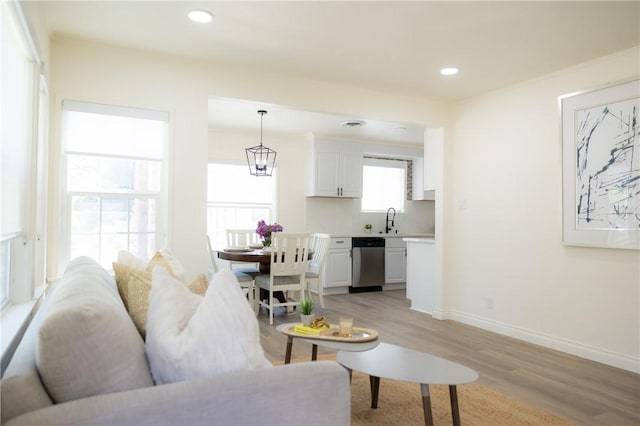 4622 Sunnyside Dr, Riverside, CA 92506 - living area featuring light wood-type flooring and recessed lighting