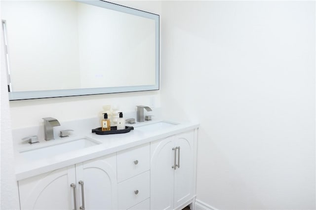 4622 Sunnyside Dr, Riverside, CA 92506 - bathroom featuring double vanity