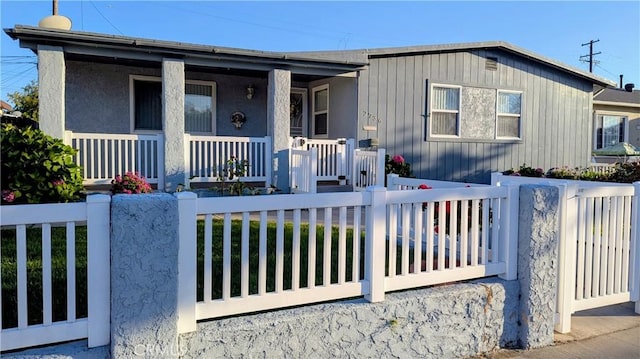 2736 Artesia Blvd, Torrance, CA 90504 - view of front facade featuring covered porch and a fenced front yard