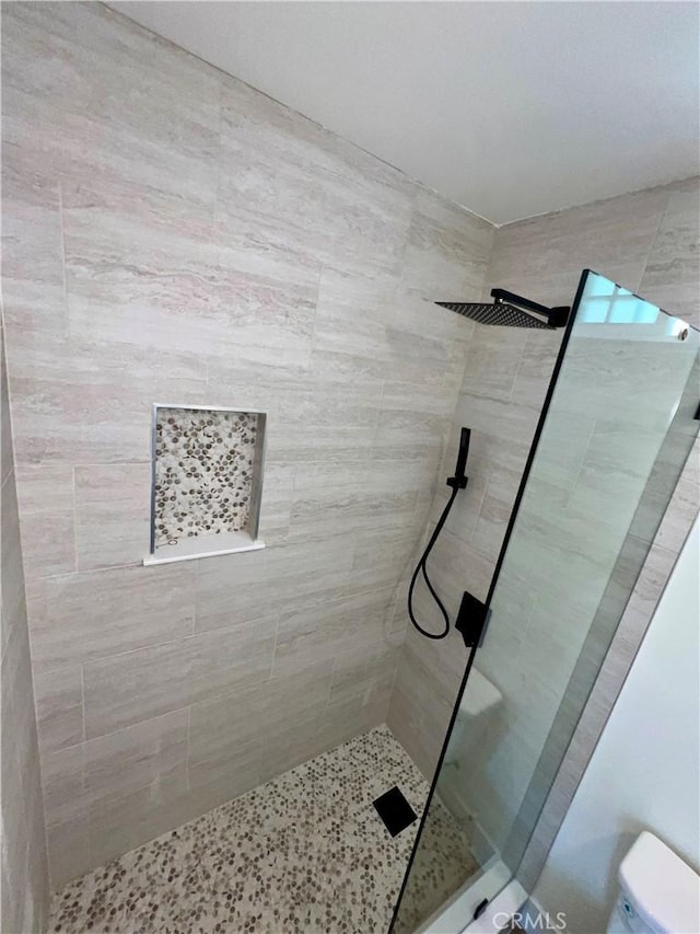 1737 W 65th Pl, Los Angeles, CA 90047 - full bath with a tile shower and toilet