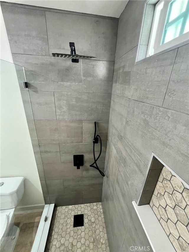 1737 W 65th Pl, Los Angeles, CA 90047 - full bath featuring tiled shower and toilet