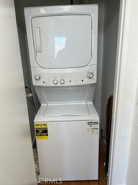 535 Magnolia Ave Unit 101, Long Beach, CA 90802 - laundry room with stacked washer and clothes dryer