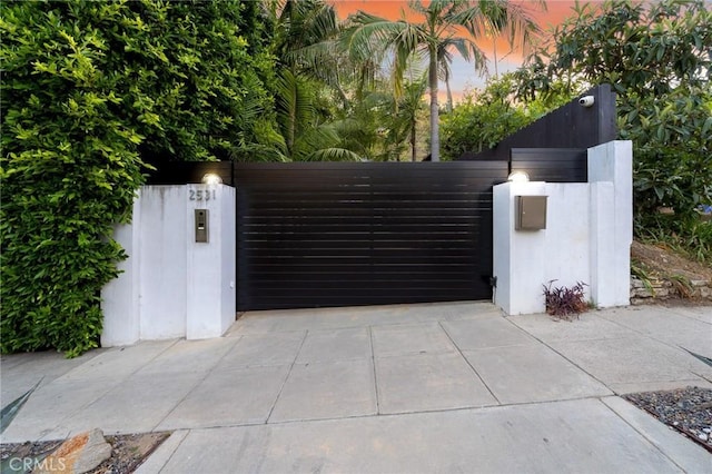 2531 N Commonwealth Ave, Los Angeles, CA 90027 - view of gate