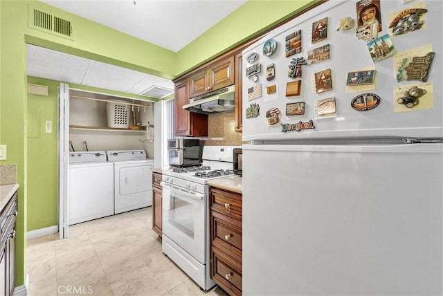 10642 Shoreline Dr Unit 80, Norwalk, CA 90650 - kitchen featuring white appliances, under cabinet range hood, light countertops, tasteful backsplash, and washing machine and clothes dryer