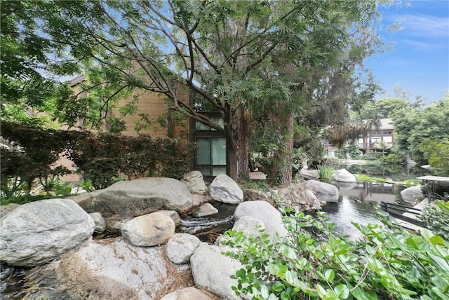 10642 Shoreline Dr Unit 80, Norwalk, CA 90650 - view of yard with a small pond