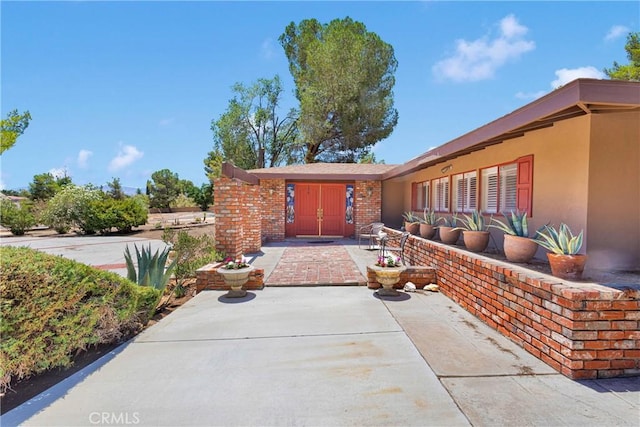 19955 Chickasaw Rd, Apple Valley, CA 92307 - doorway to property with brick siding