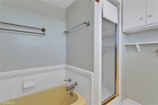 19955 Chickasaw Rd, Apple Valley, CA 92307 - full bath featuring a garden tub and a shower stall
