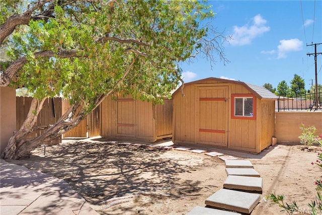 19955 Chickasaw Rd, Apple Valley, CA 92307 - view of shed featuring a fenced backyard