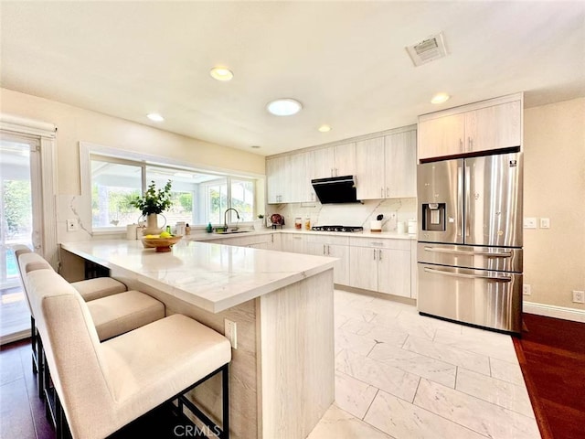 21315 Pinehill Ln, Diamond Bar, CA 91765 - kitchen with stainless steel fridge with ice dispenser, a peninsula, gas cooktop, a kitchen bar, and recessed lighting