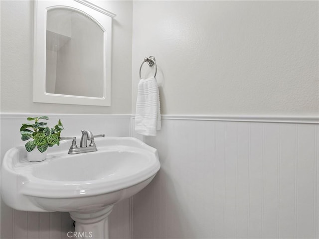 9531 Via Ricardo, Sun Valley, CA 91504 - bathroom with wainscoting