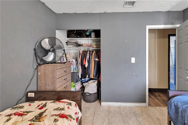 13144 Algonquin Rd, Apple Valley, CA 92308 - bedroom featuring a closet and a textured ceiling