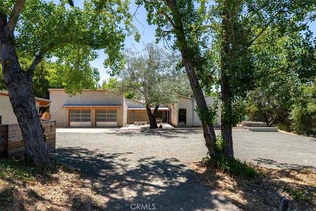 4190 Shadow Canyon Rd, Templeton, CA 93465 - view of front facade featuring stucco siding, driveway, and a garage