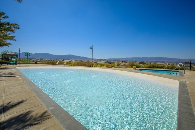 28816 Sedge Ln, Saugus, CA 91350 - swimming pool featuring a mountain view